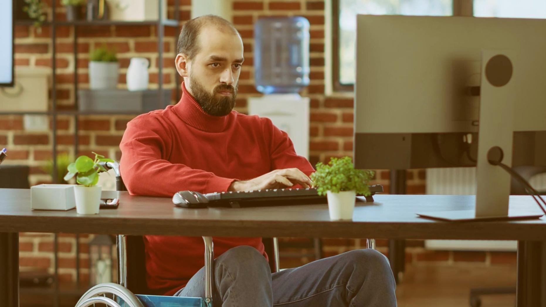 Étudiante en ligne concentrée sur son apprentissage à distance