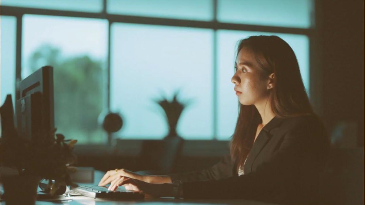 Interface de formation SEO avec tableaux de bord analytiques et outils d'optimisation