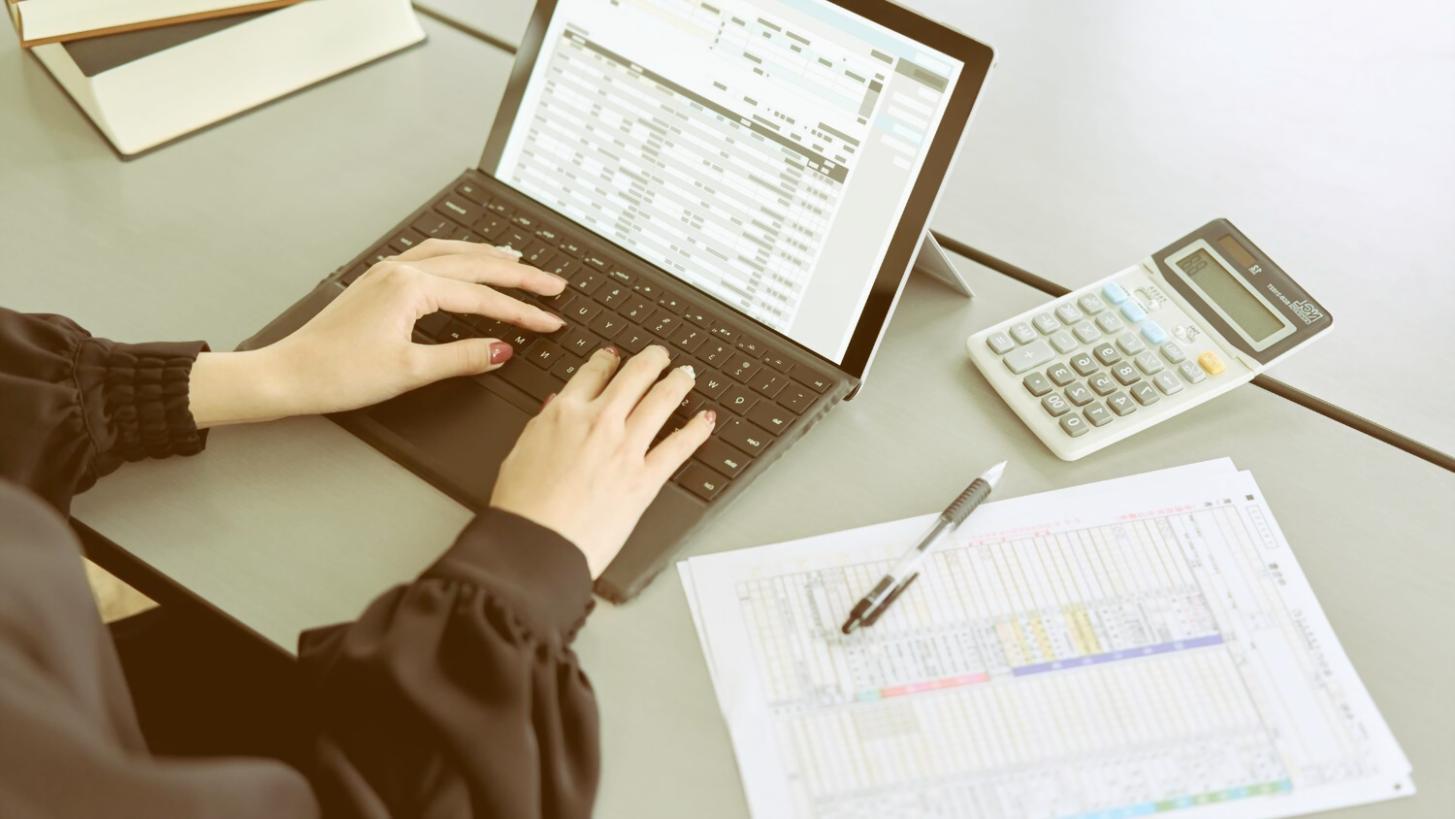 Professionnel analysant des données de référencement sur écran avec graphiques de performance